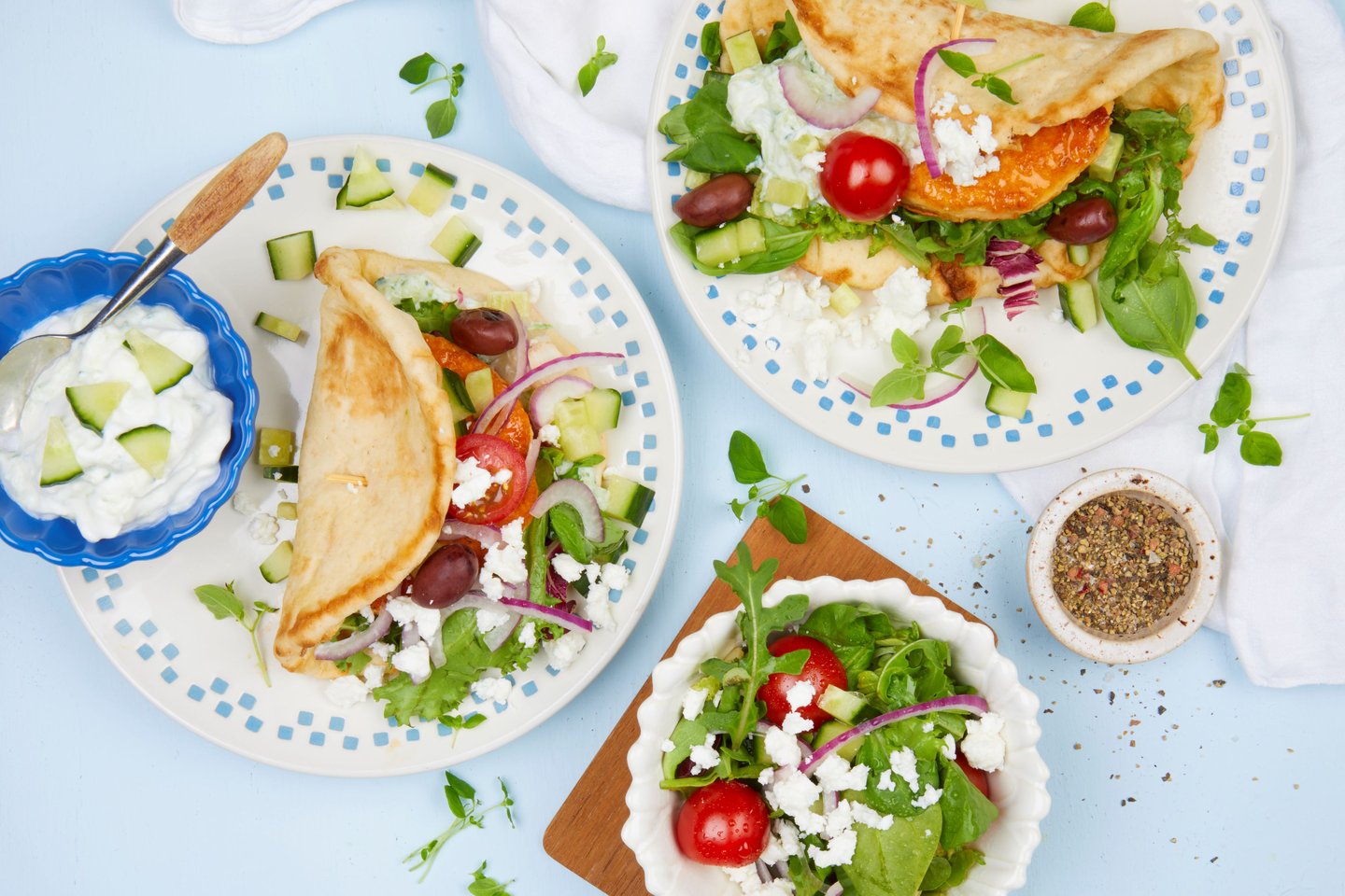 Lakseburger i pitabrød med gresk salat og tzatziki