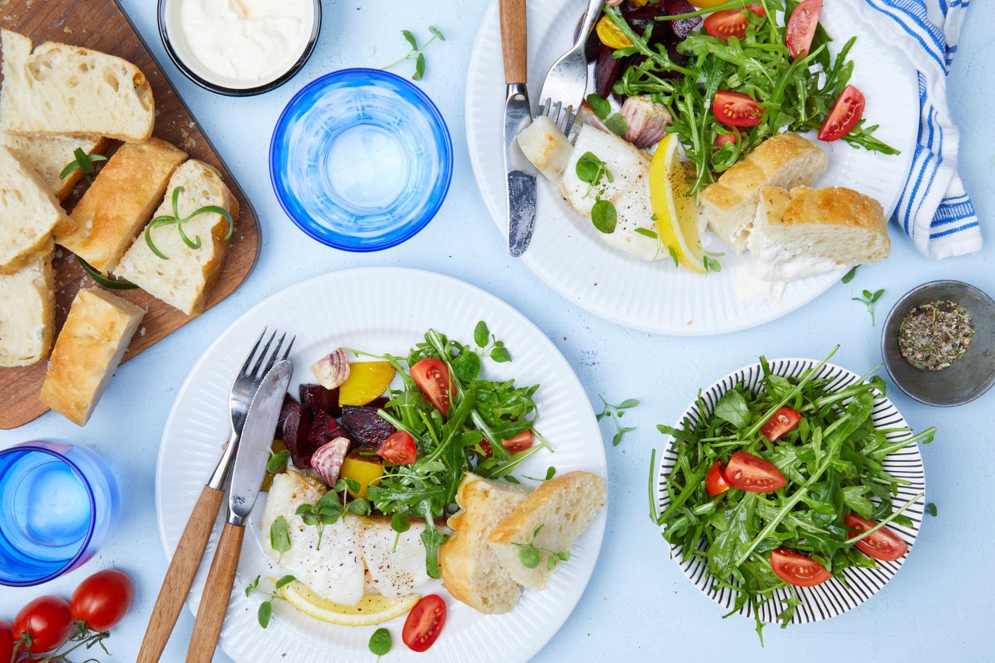 Ovnsbakt uer med bakte beter og focaccia