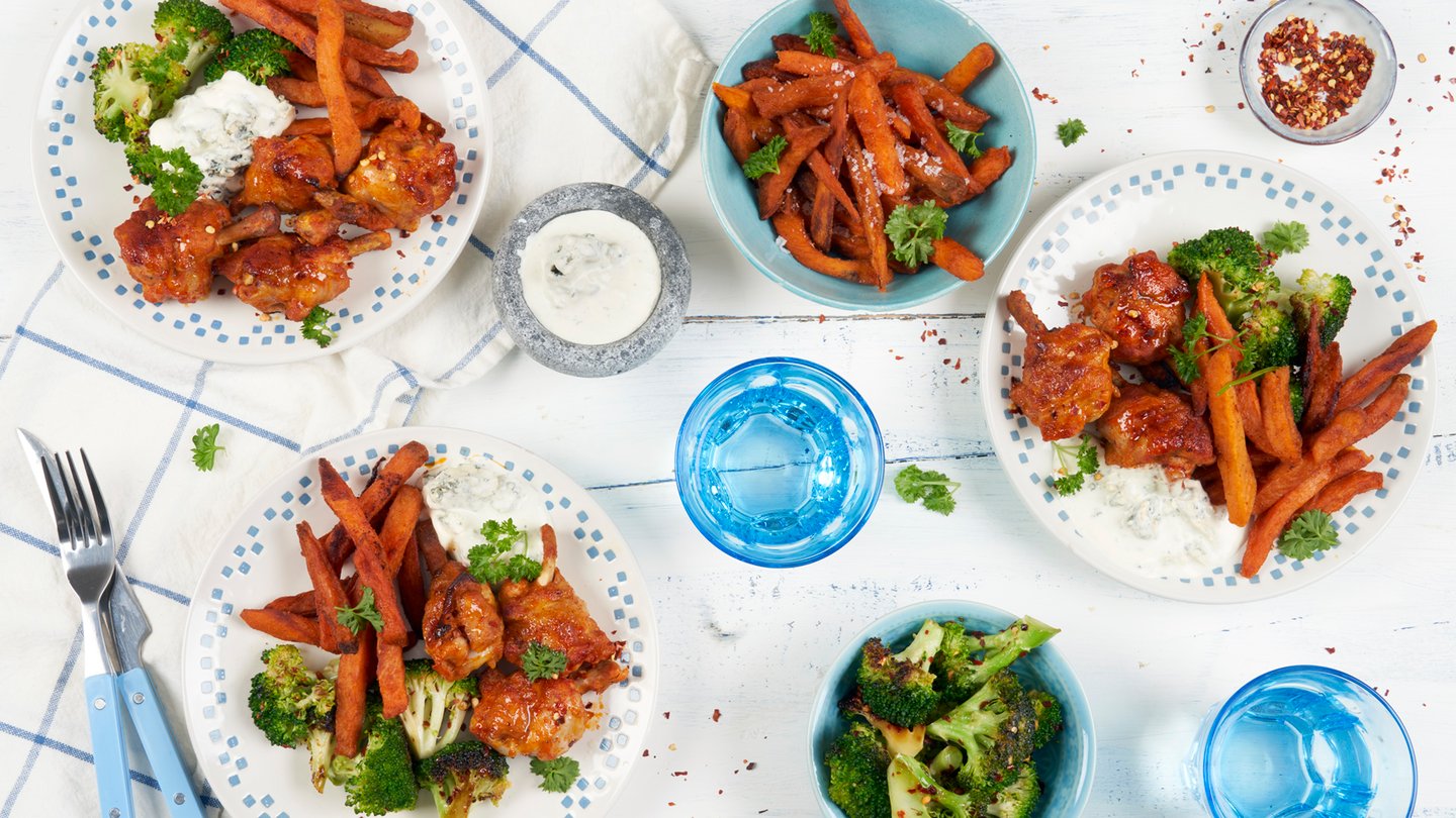 Chili-BBQ kyllinglollipops med søtpotetfries og blåmuggostdipp