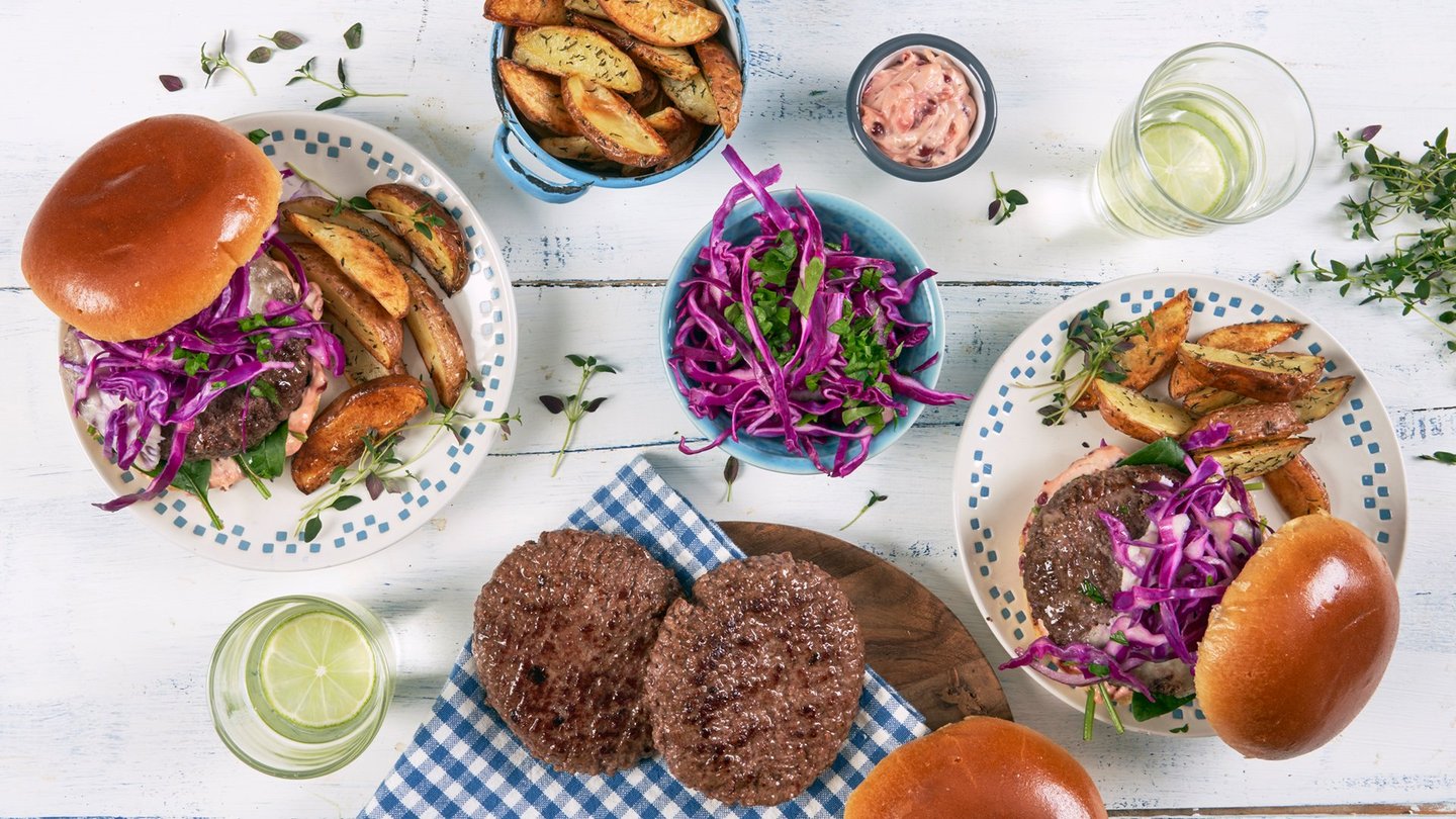 Burger med rødkål og tyttebærmajones