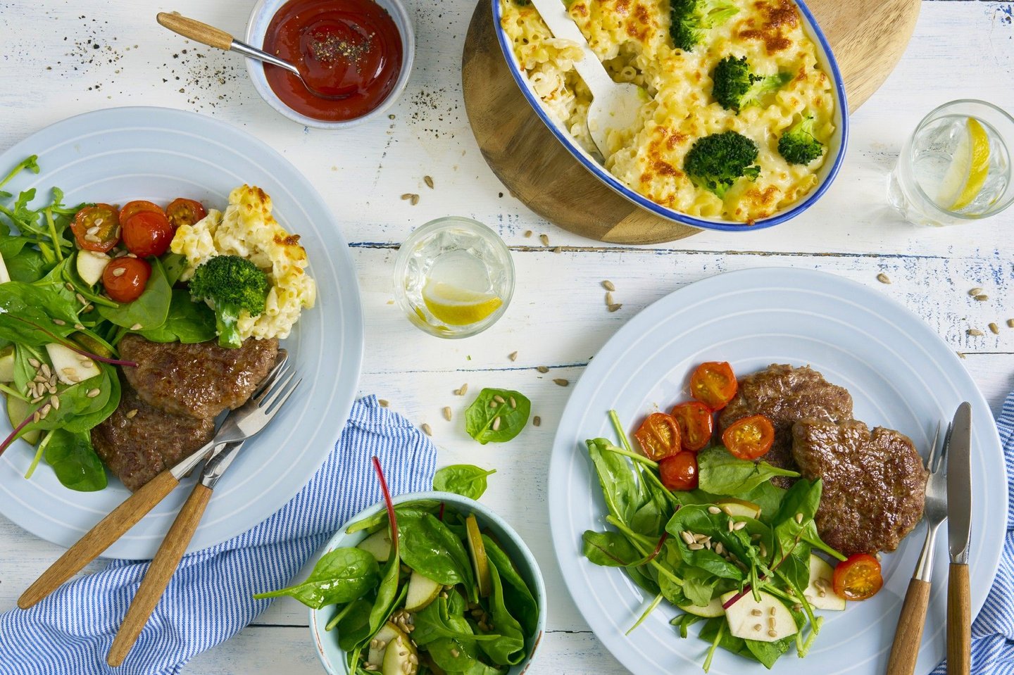 Gilde middagsfavoritter med makaronigrateng og pæresalat