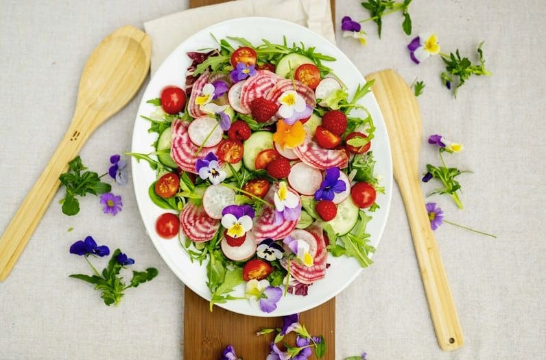 Fargerik blomstersalat