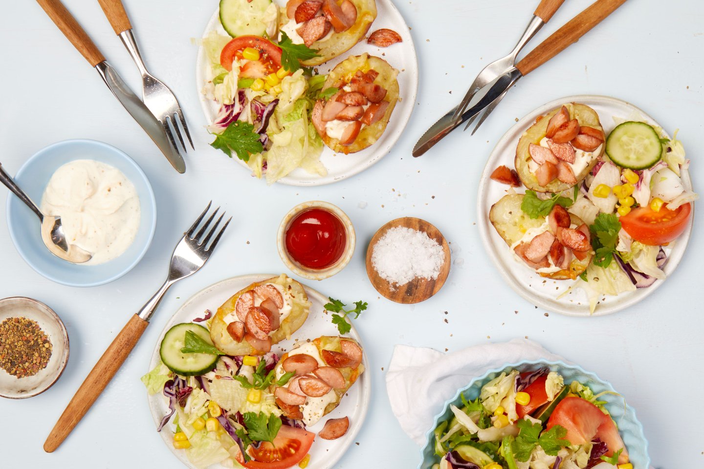 Bakt potet med grillpølse og salat