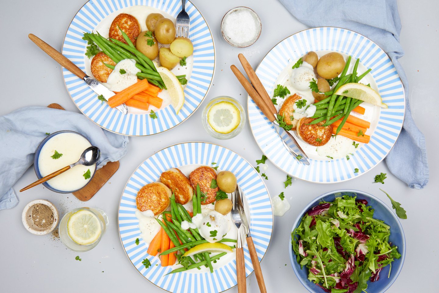 Fiskekaker med kokte poteter og hvit saus