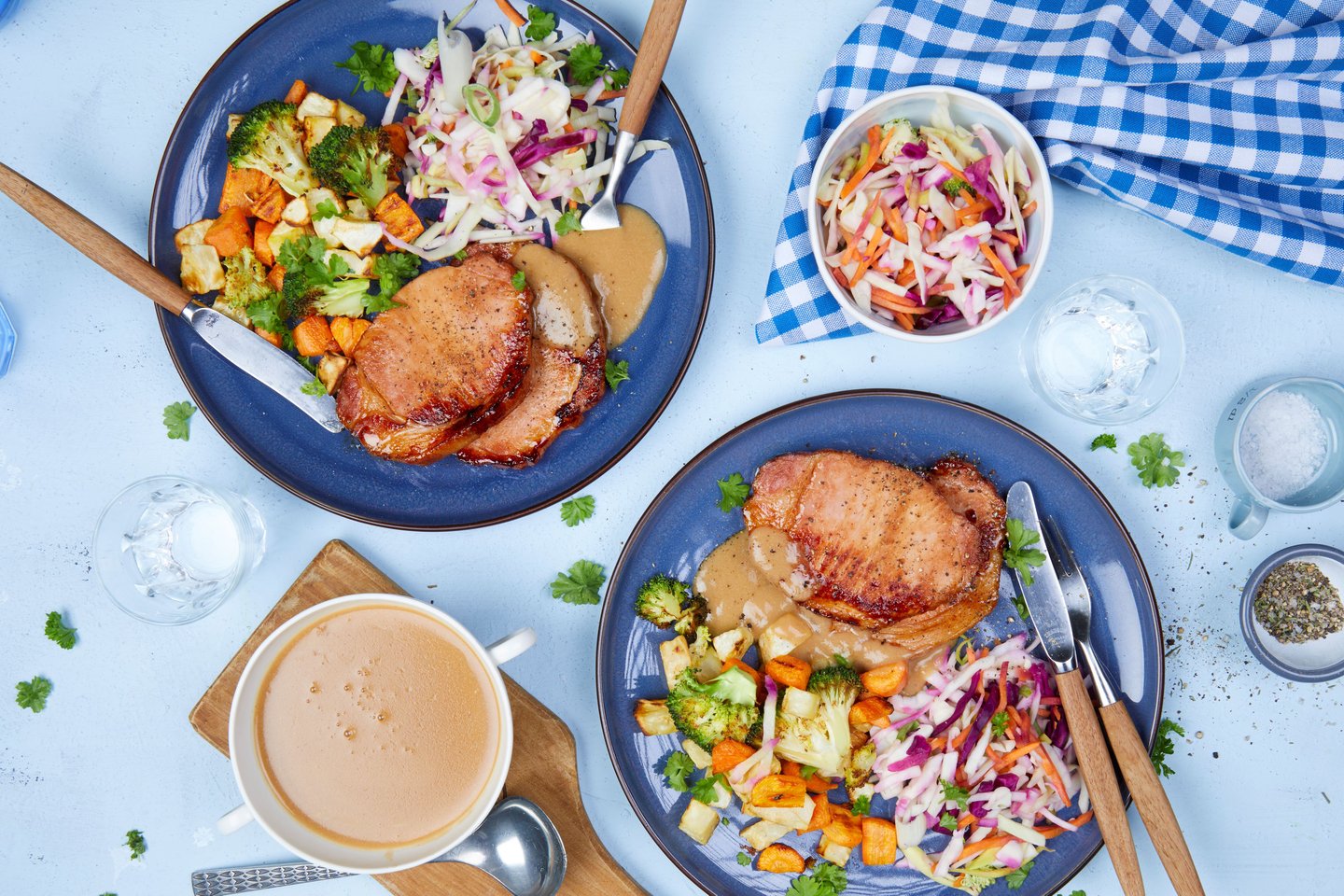 Glaserte svinekamskiver med ovnsbakte rotgrønnsaker, fløtesaus og råkost