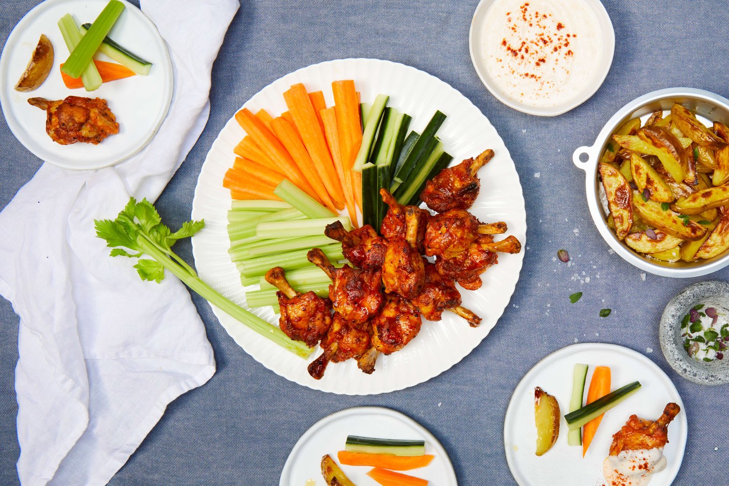 Kylling lollipops med potetbåter, grønnsakssticks og yoghurtdipp