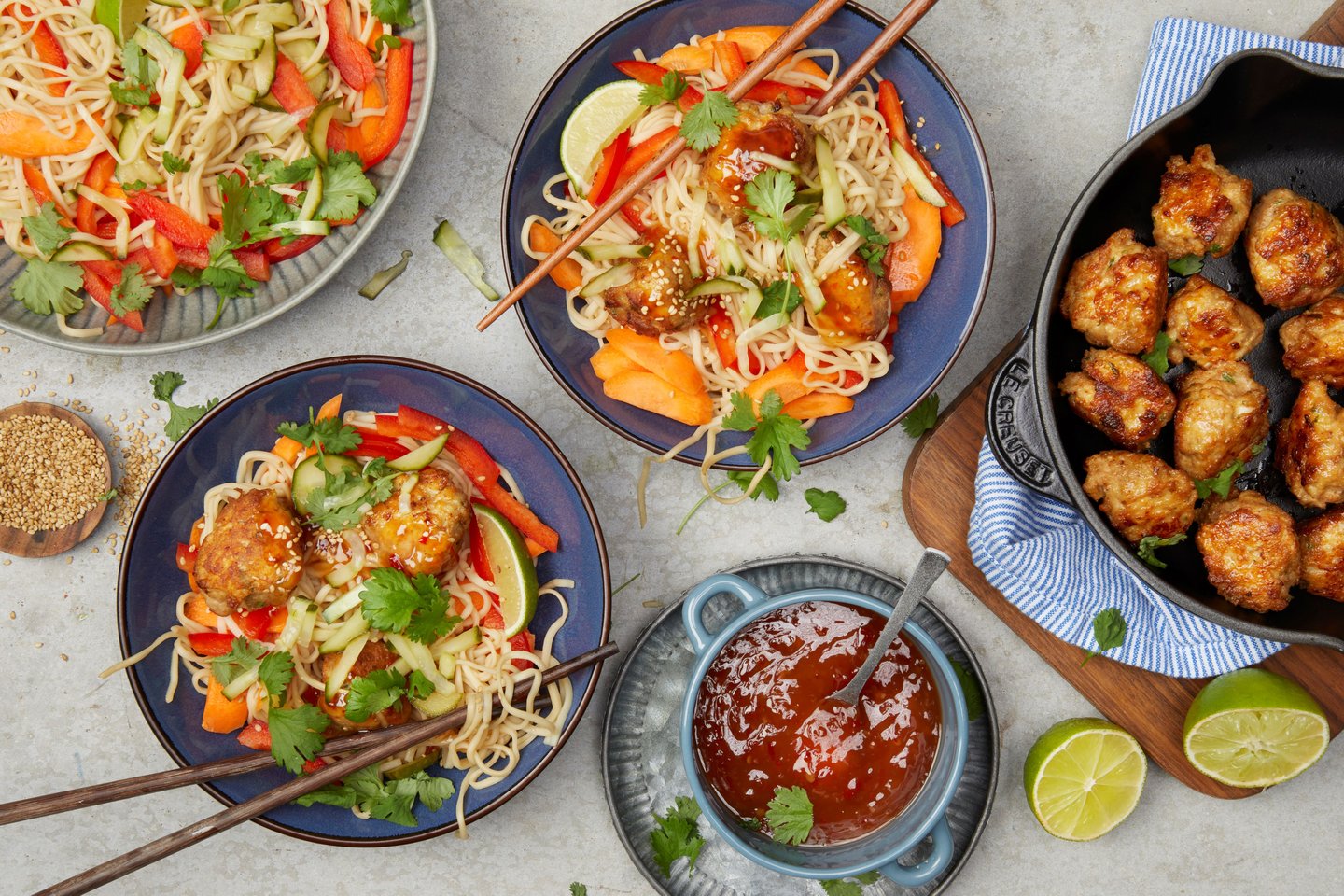 Asiatiske kyllingkjøttboller med nudler og sprø grønnsaker