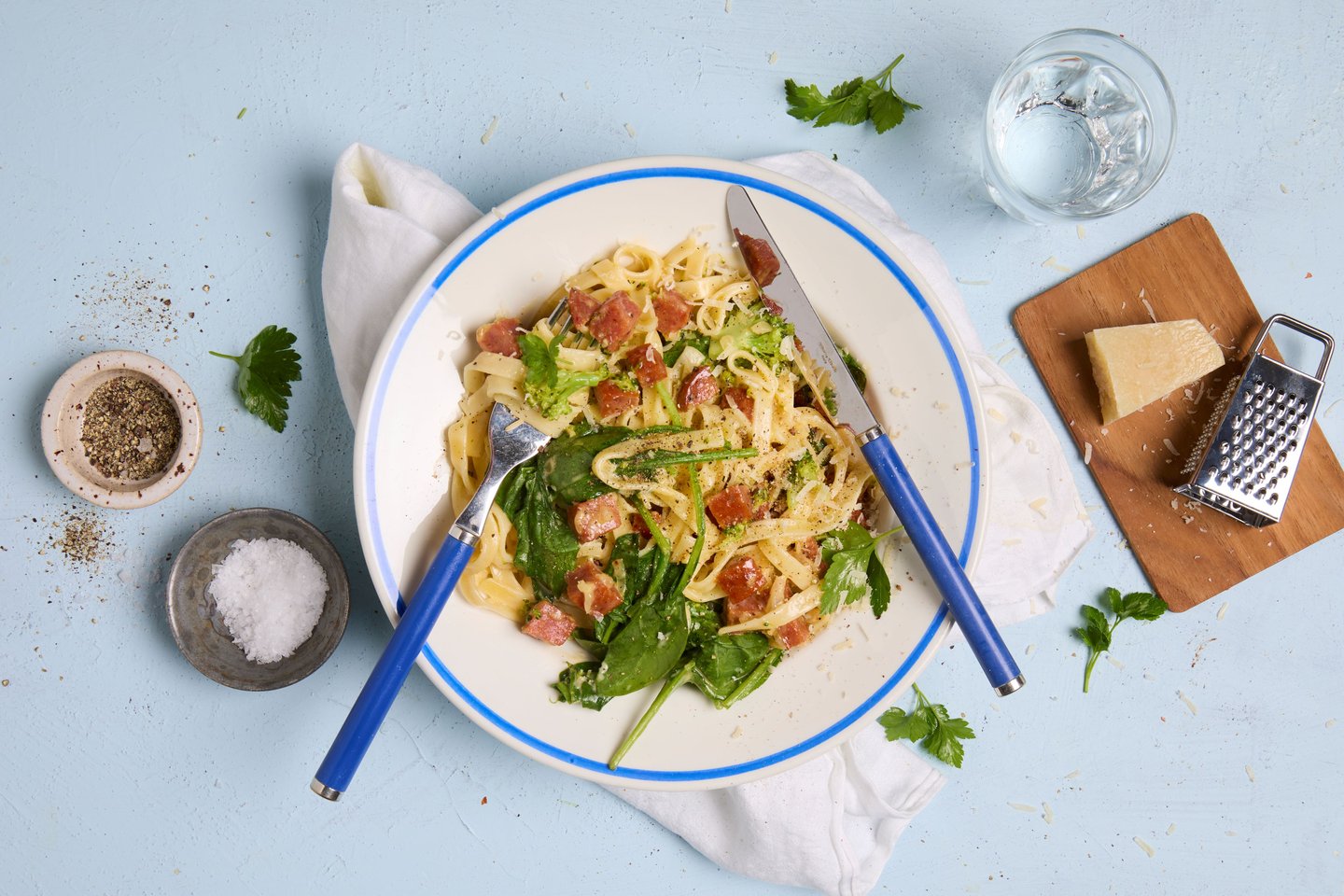 Kremet tagliatelle med salchicha