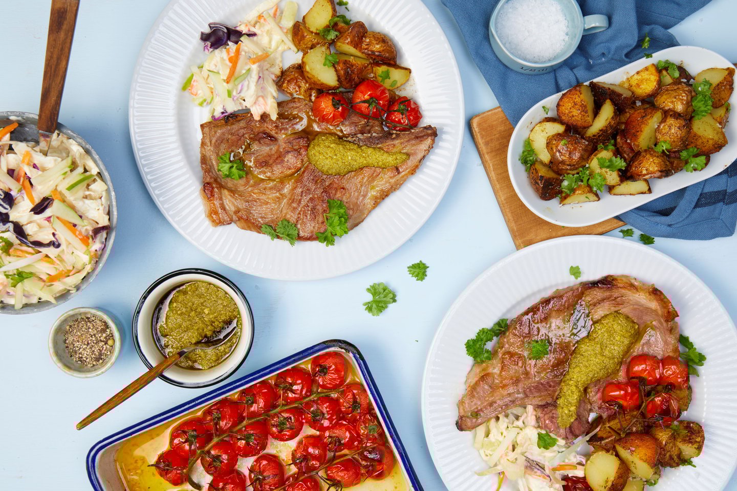 Nakkekoteletter med coleslaw og ovnsbakte poteter