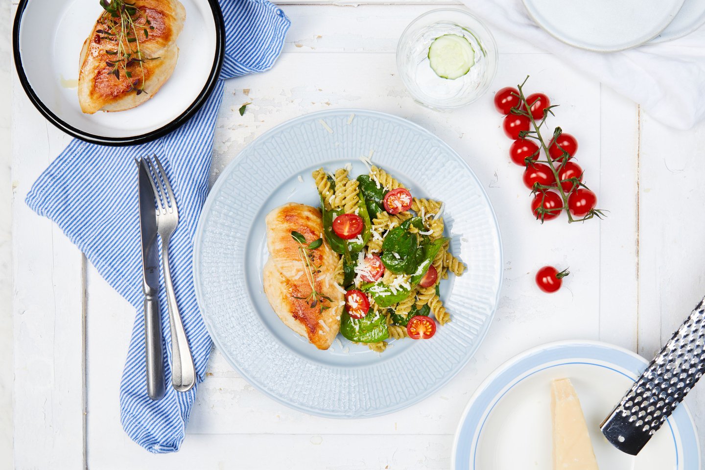 Kyllingfilet med fullkornspasta, pesto og spinat