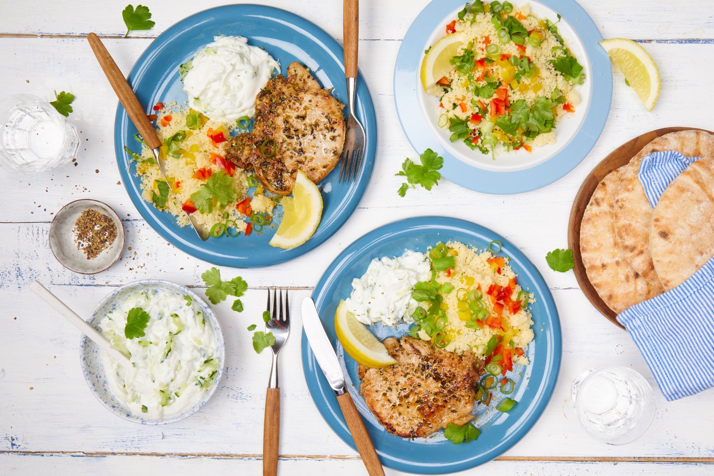 Svinekoteletter med tzatziki, couscous og pitabrød