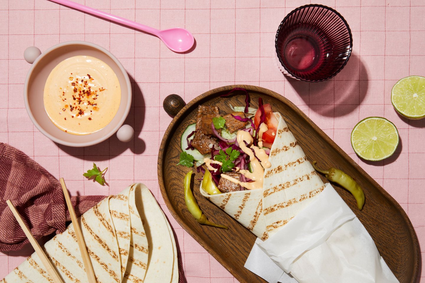 Rullekebab med syltet rødløk og rødkål