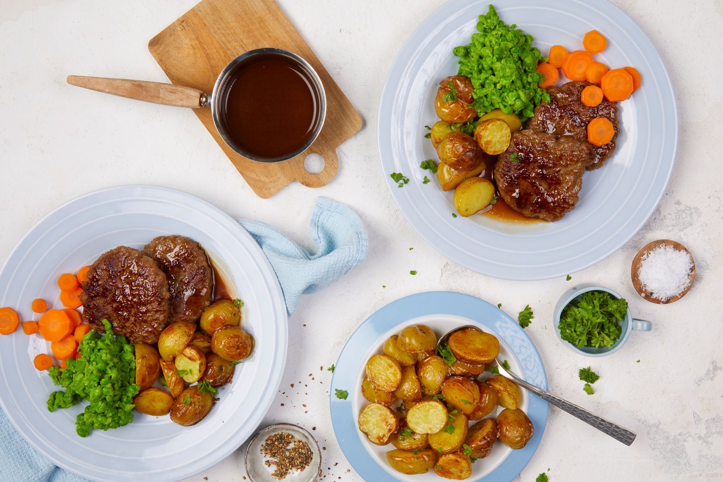 Stekte karbonader med ertestuing, bakte poteter og sjysaus