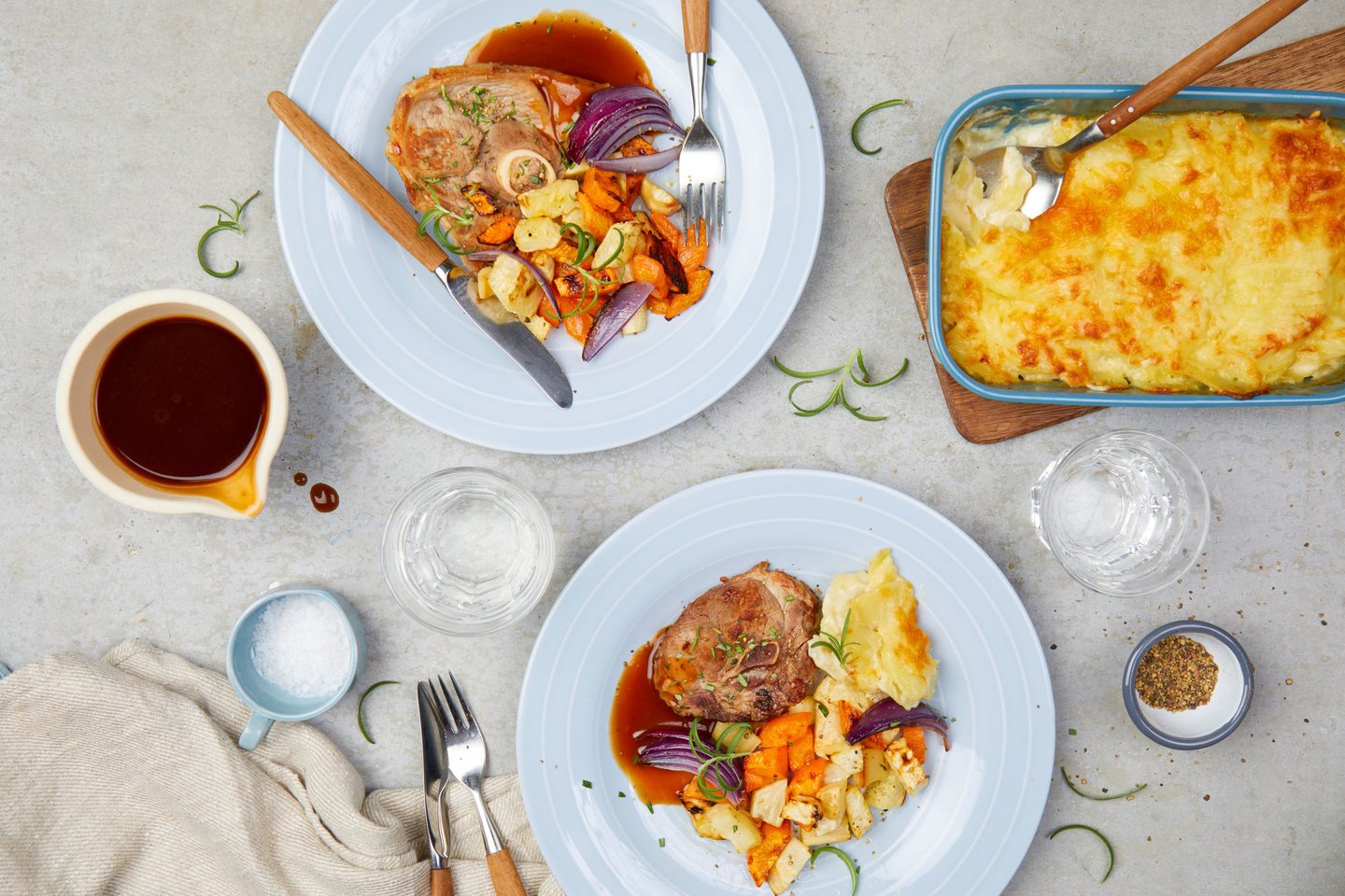 Lammelårskiver med fløtepoteter, bakte rotgrønnsaker og rødvinsaus