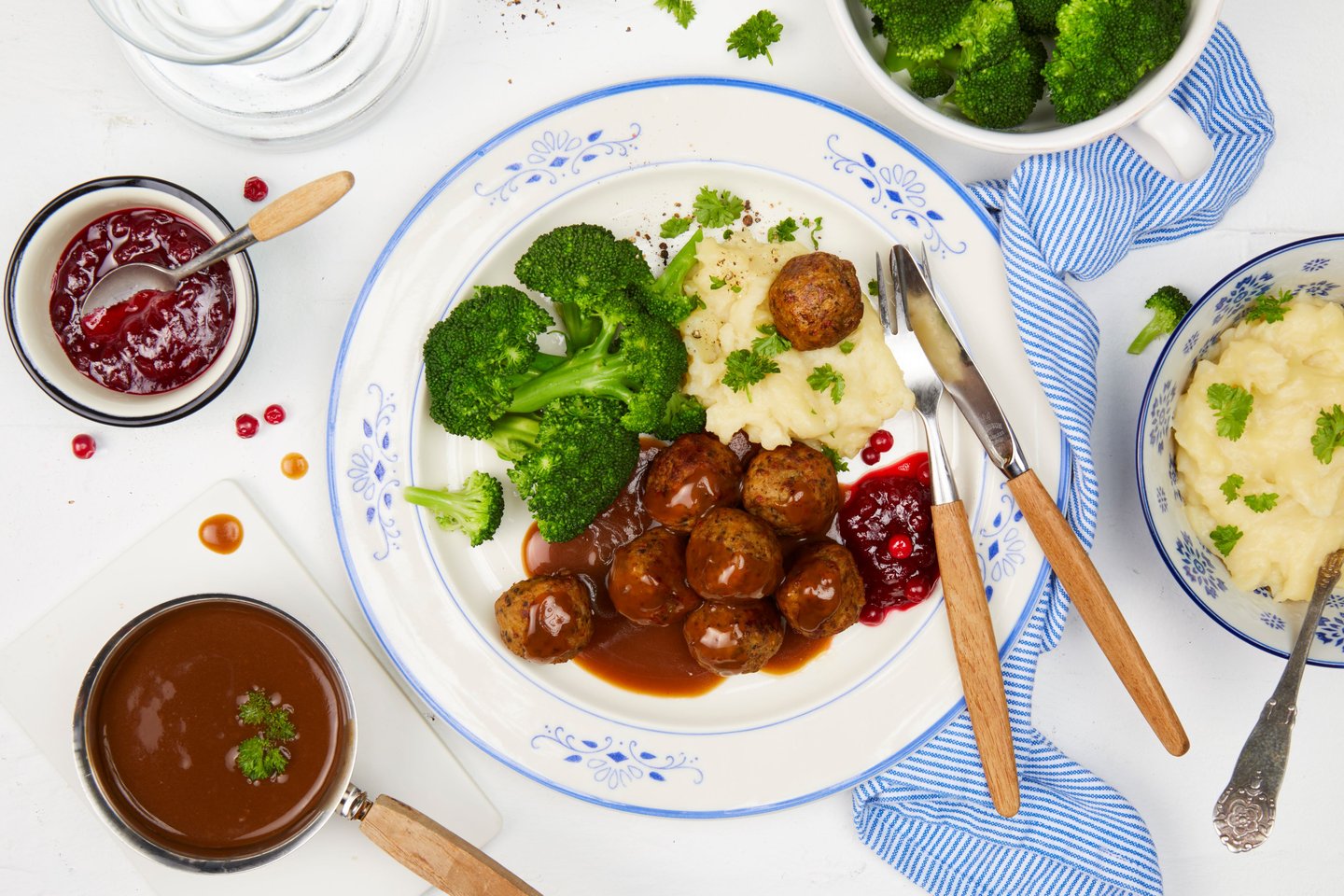 Kjøttboller med fløtesaus, potetmos og brokkoli