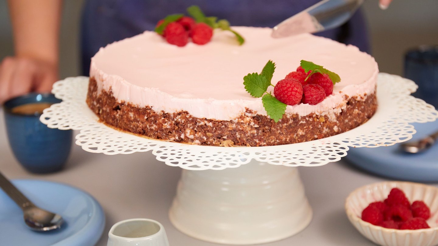 Ostekake med hasselnøttbunn