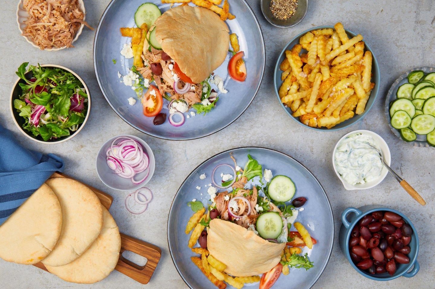 Pita gyros med tulip pulled pork, tzatziki og gresk salat