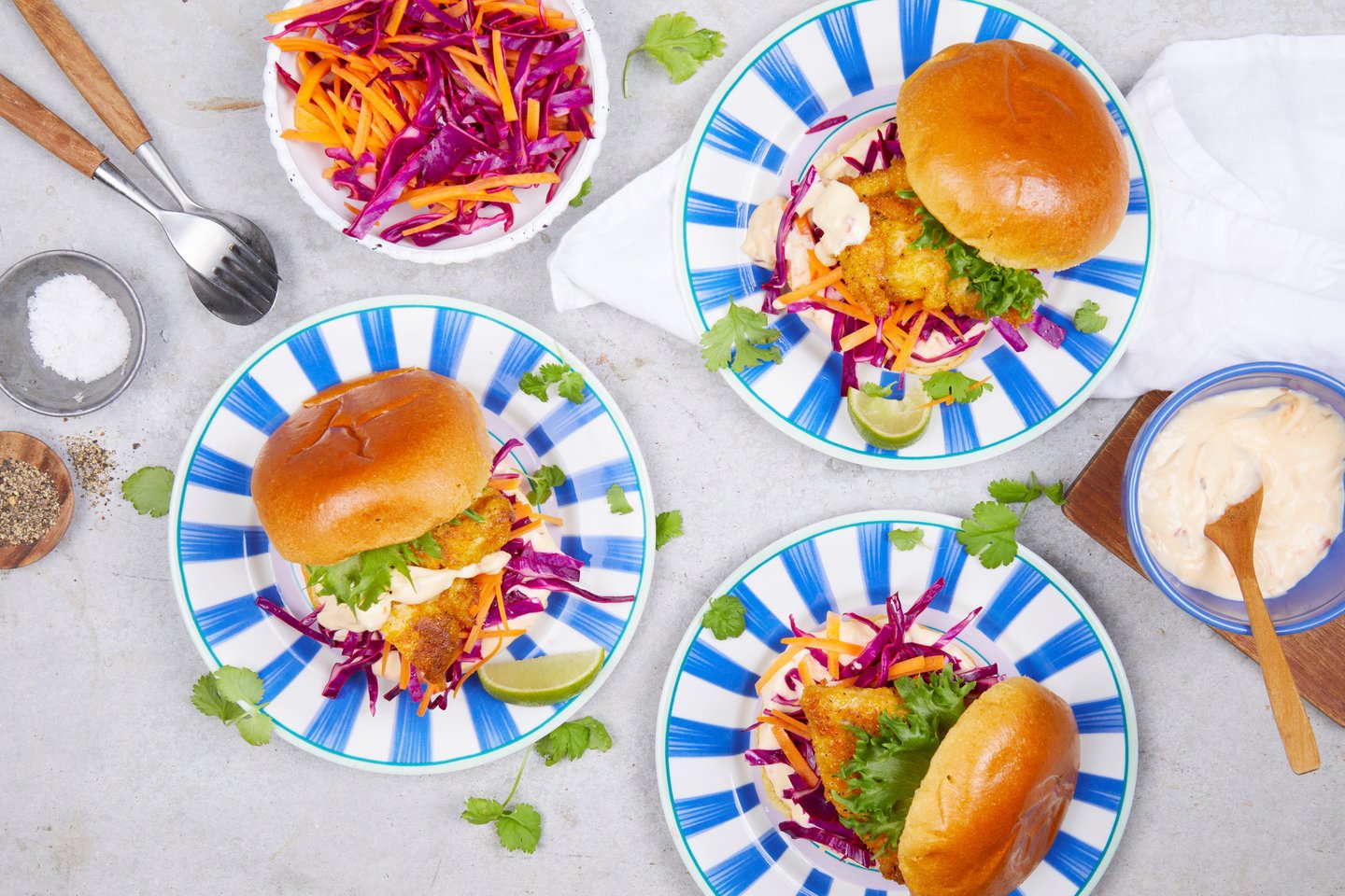 Kyllingburger med spisskålsalat og sweet chili-dressing