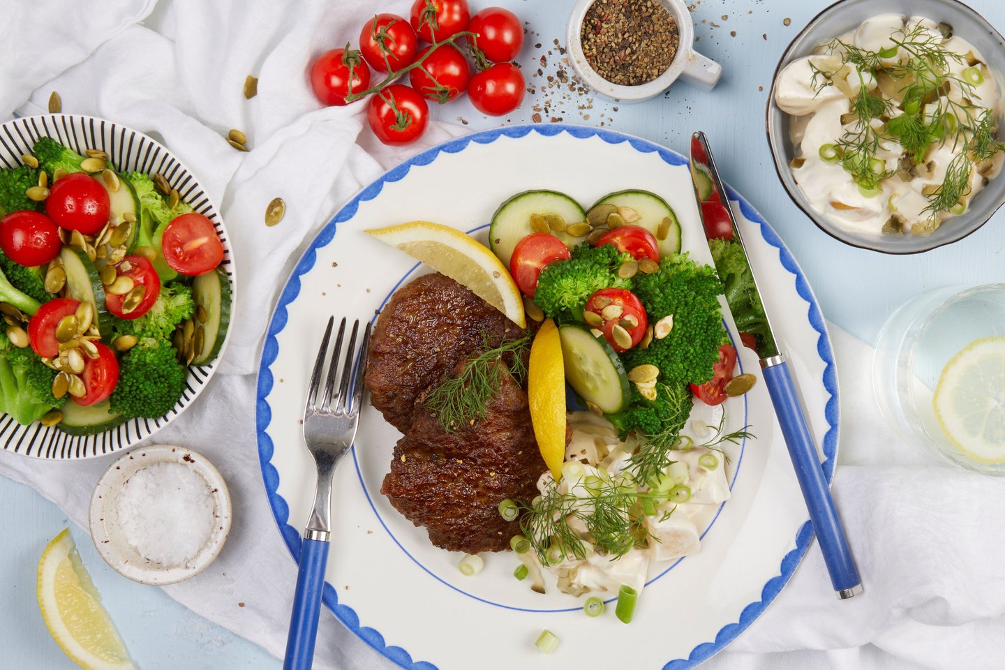 Karbonader med kremet potetsalat og sommersalat