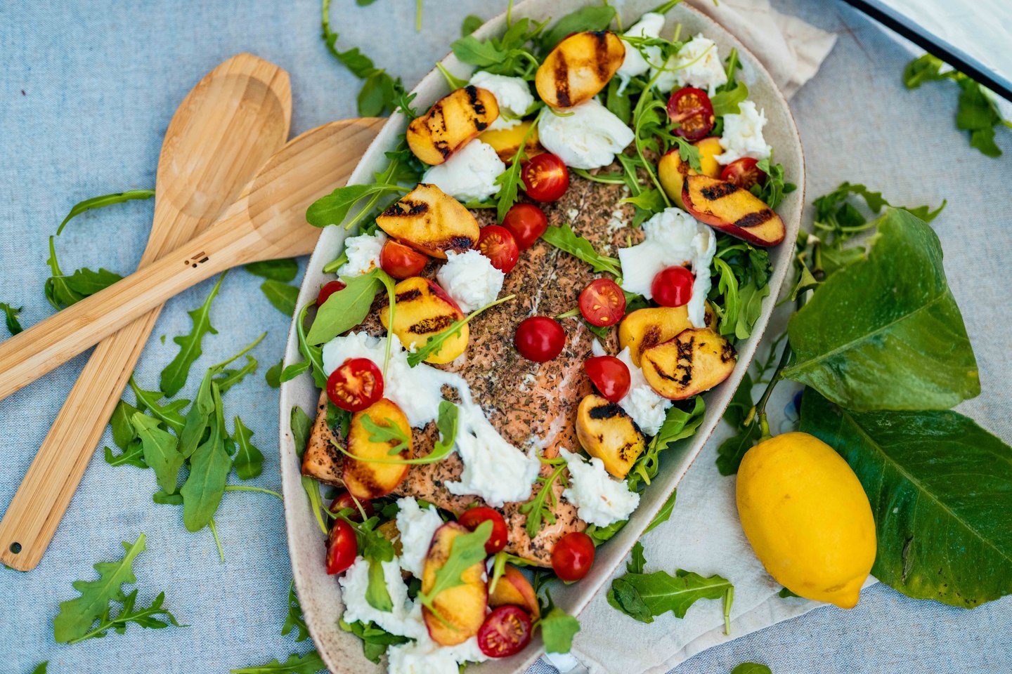 Sommersalat med laks og grillede nektariner