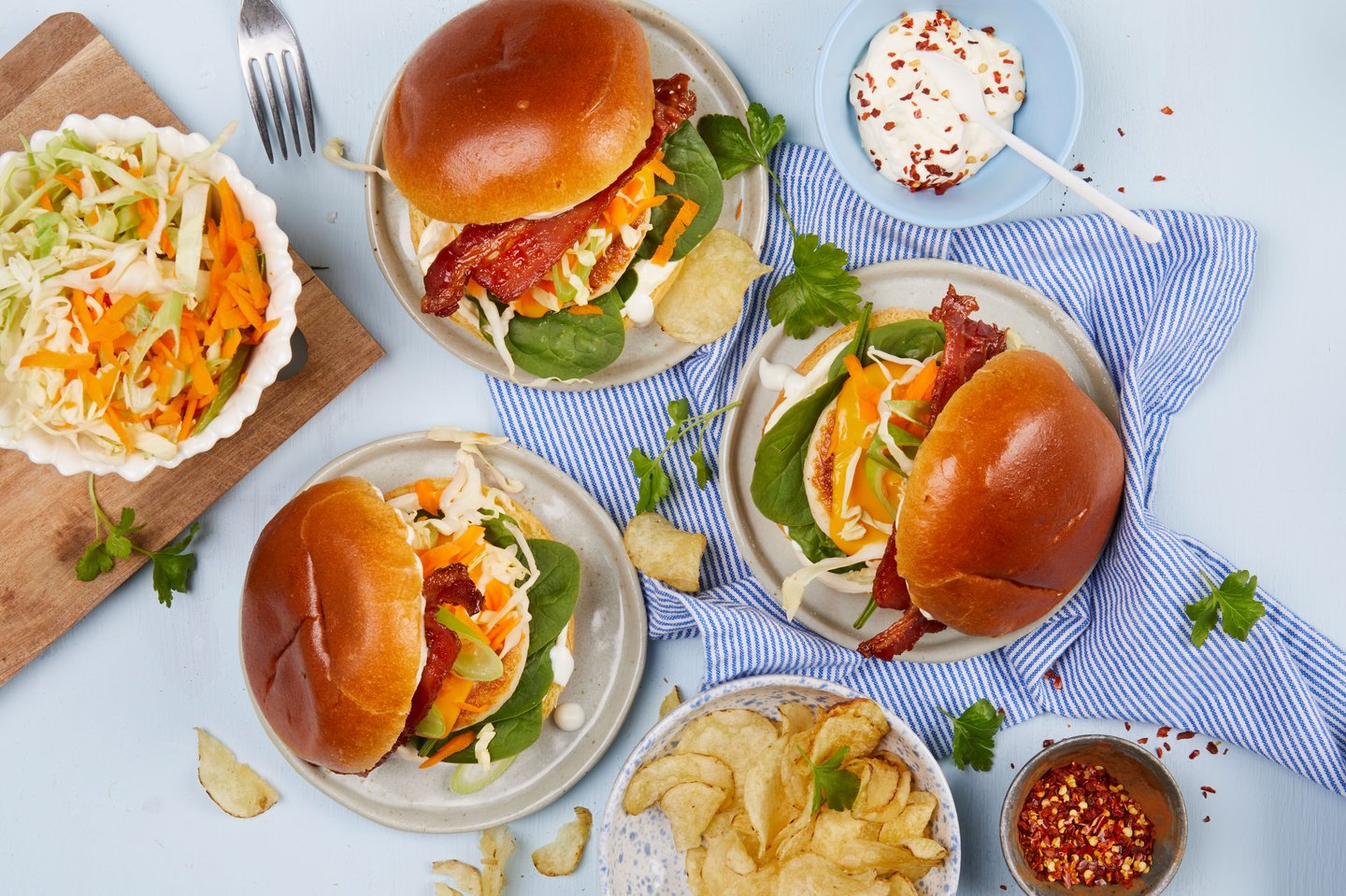 Fiskeburger med bacon, cheddar og burgerdressing