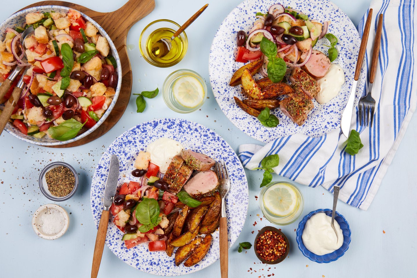 Helstekt indrefilet av svin med panzanellasalat og aioli