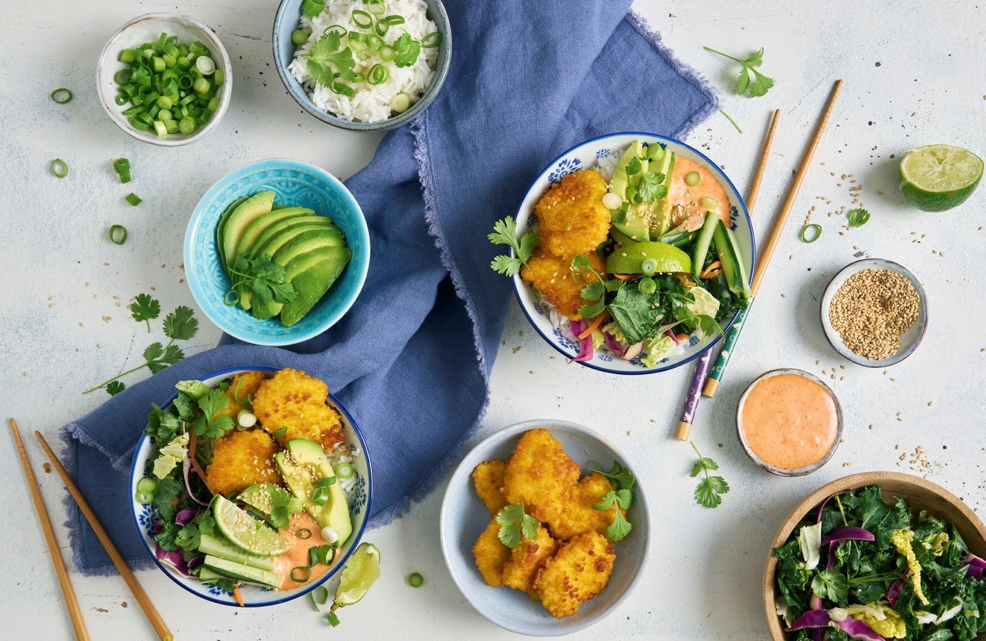 Kylling nuggets bowl med sriracha-aioli