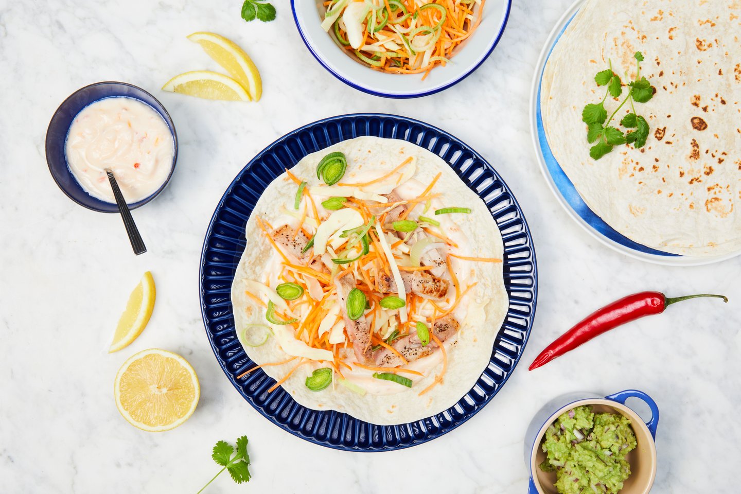 Wraps med svinekoteletter og råkostsalat