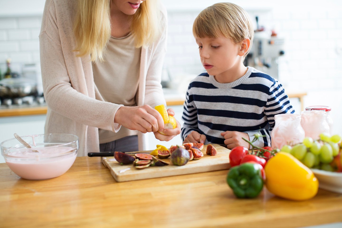 La barna hjelpe til på kjøkkenet