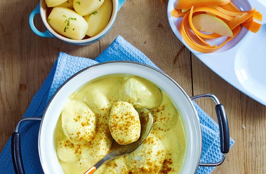 Fiskeboller i karrisaus