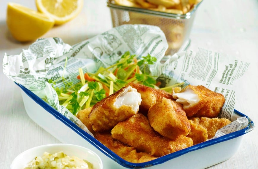 Fiskepinner med chips og remulade