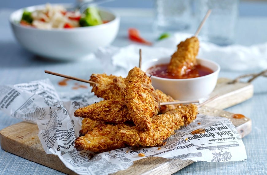 Sprø kyllingspyd med cornflakes