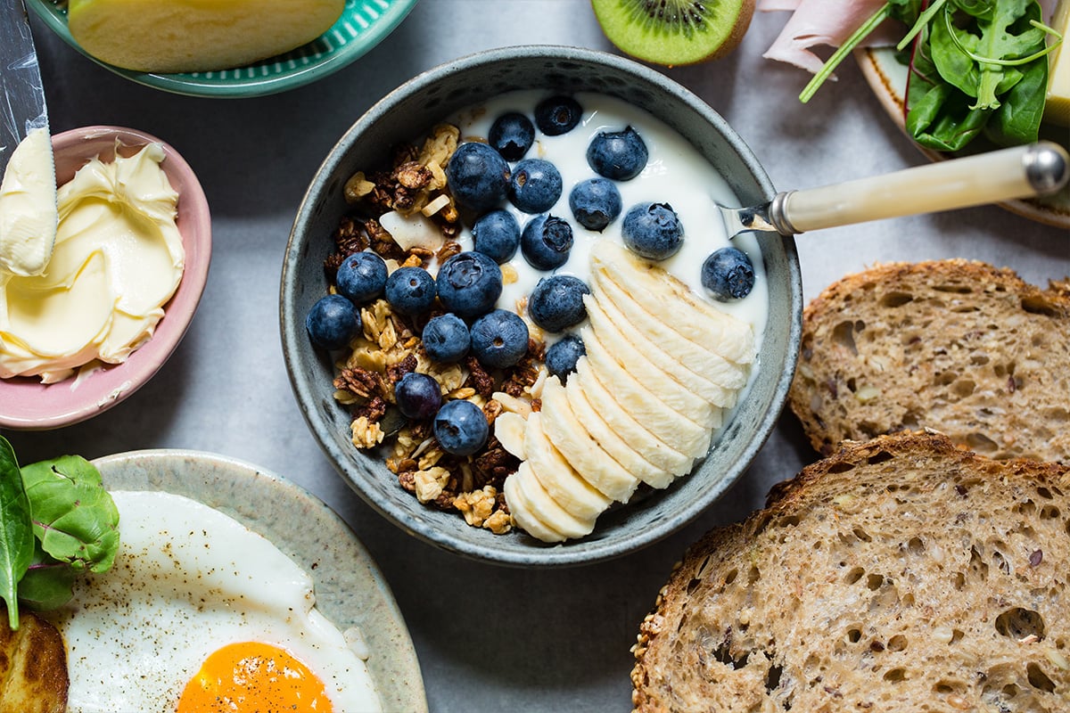 Yoghurt med granola og bær og bananpannekake