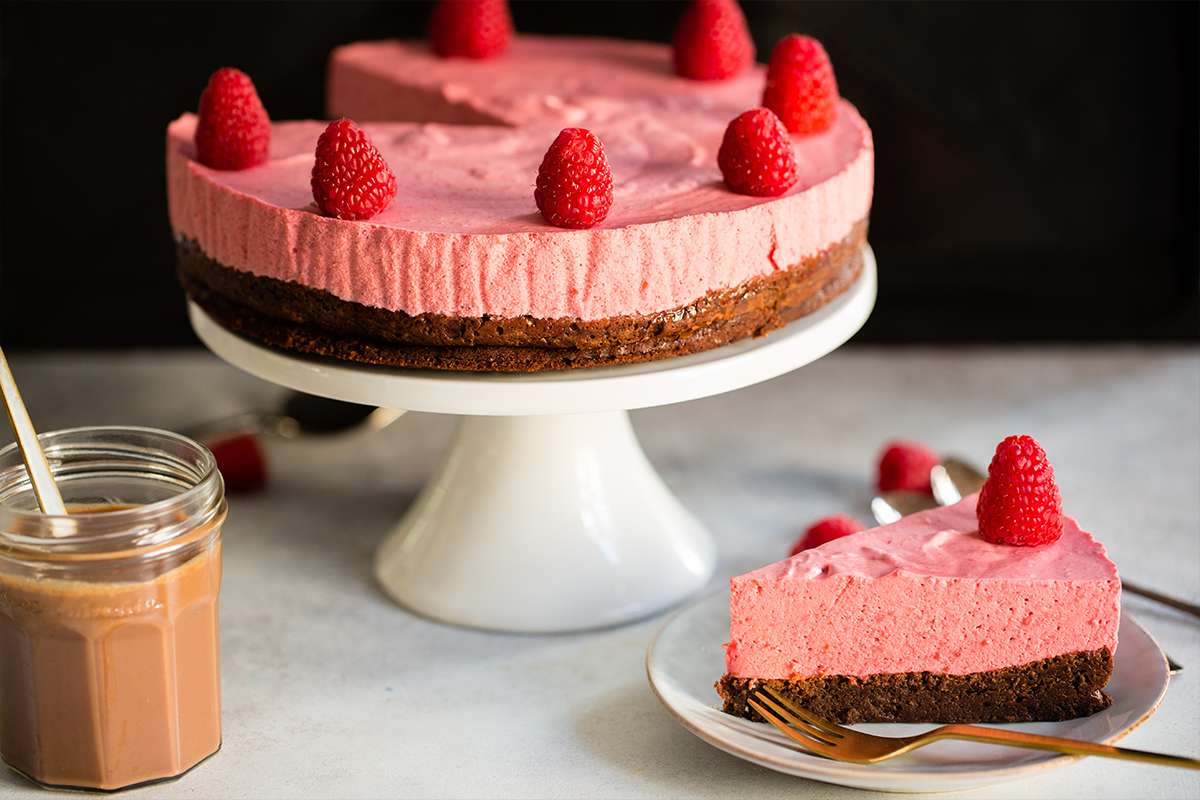 Bursdagskake, bringebærmousse med browniebunn