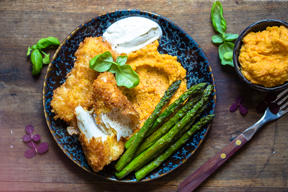 Hjemmelagde fiskepinner med søtpotetmos og smørstekt asparges