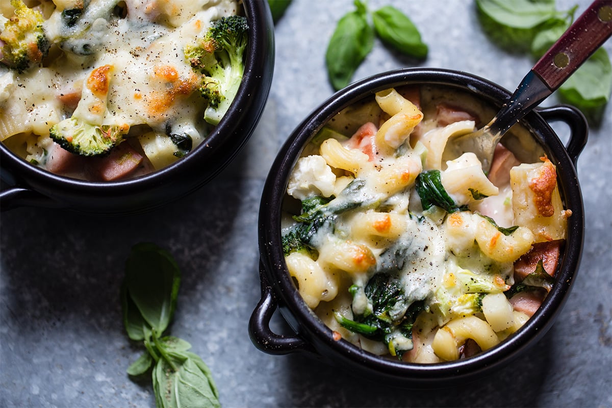 Grønnsaks- og pølsegrateng