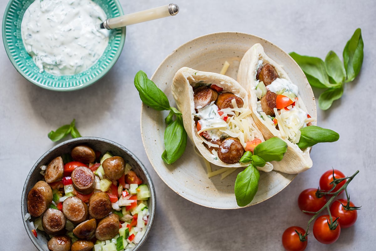 Fylte pitabrød med pølse, grønnsaker og rømmedressing
