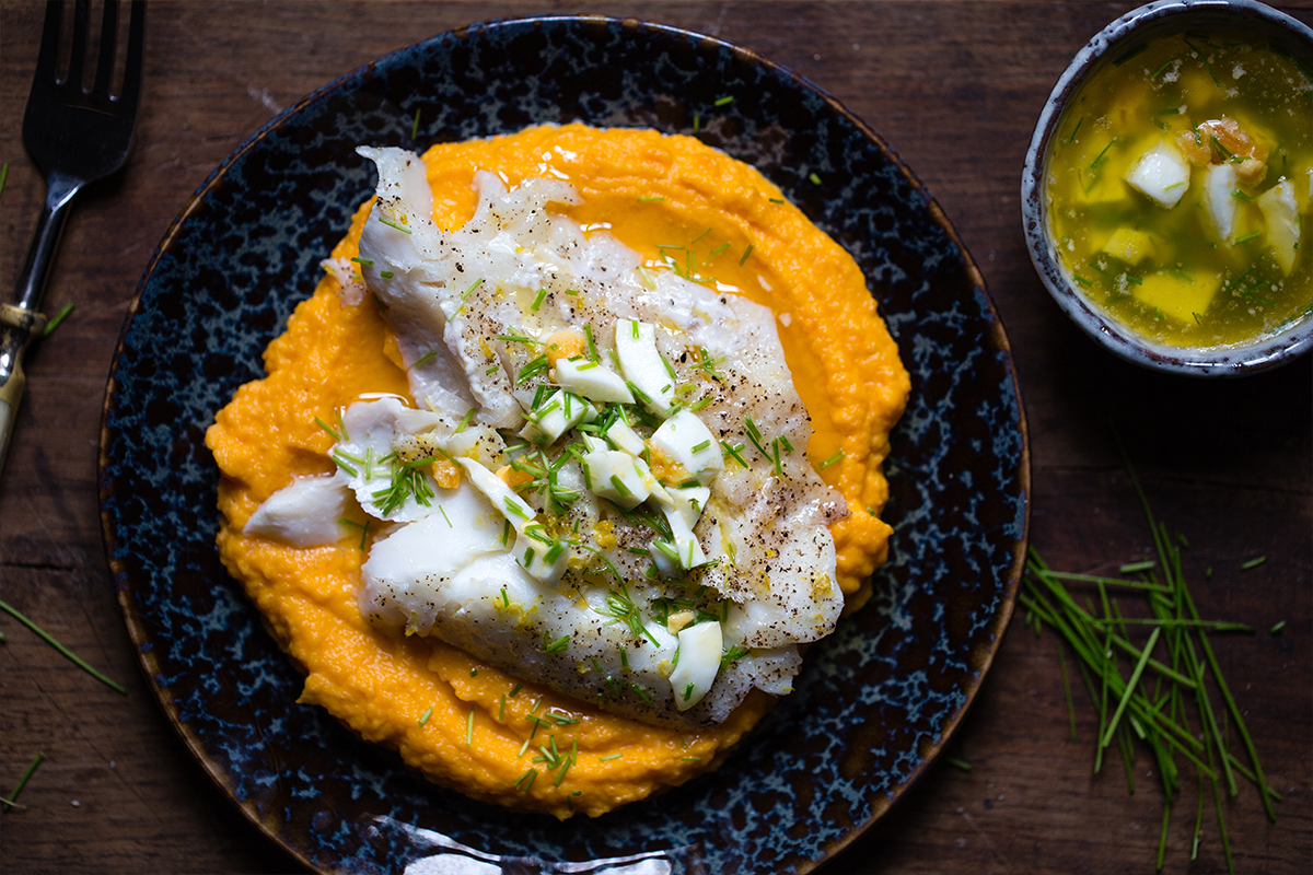 Ovnsbakt skrei med gulrot- og søtpotetpuré