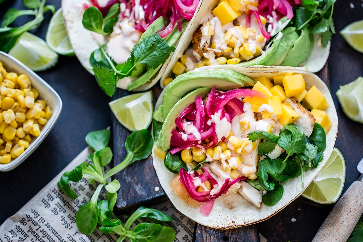 Taco med kylling, syltet løk, mango og avokado