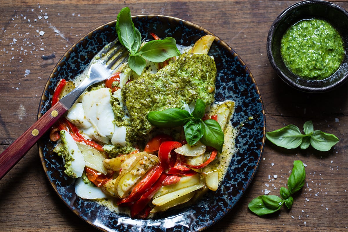 Helstekt torsk med pesto og grønnsaker