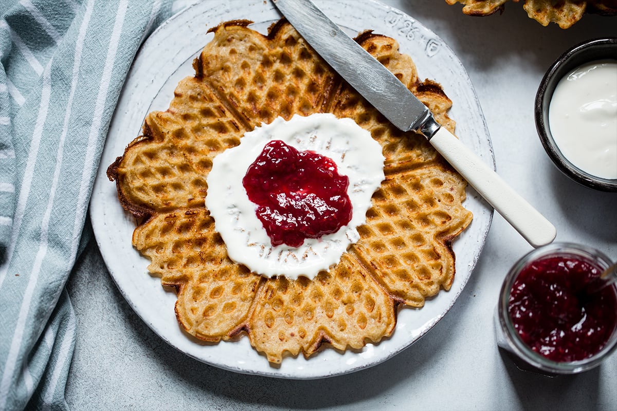 Vafler med syrnet melk og nøttebrunt smør