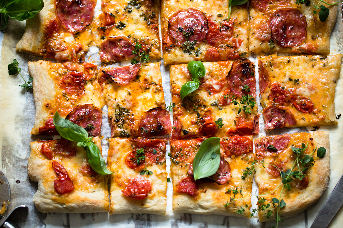 Helgepizza med mozzarella og salami
