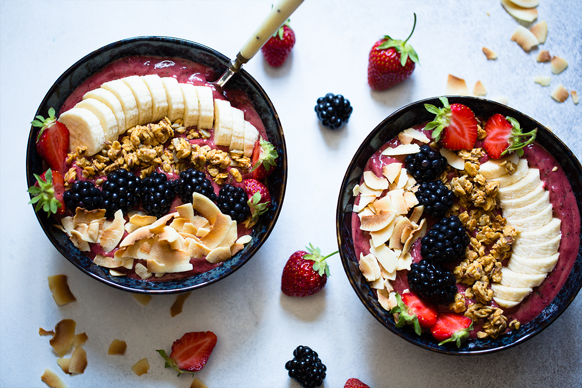 Smoothiebowl med mango, jordbær, grønnkål og blåbær