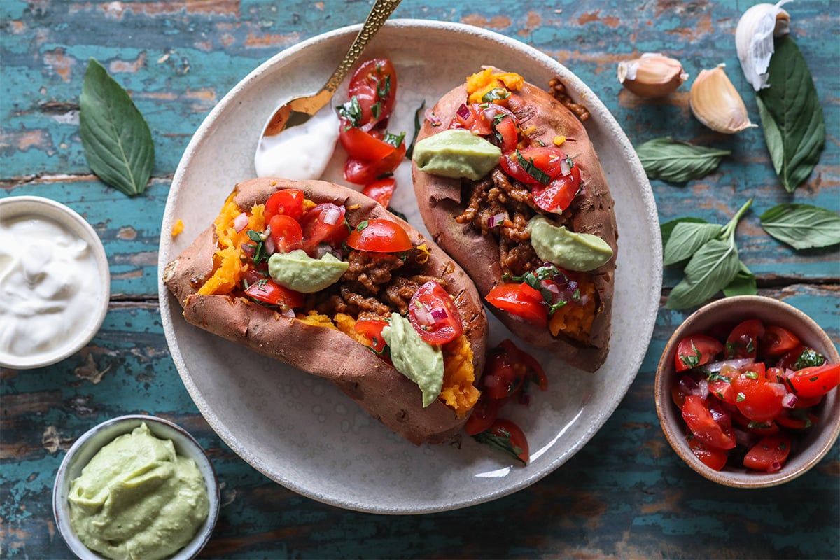 Bakt søtpotet med tacokjøtt, tomatsalsa og avokadokrem