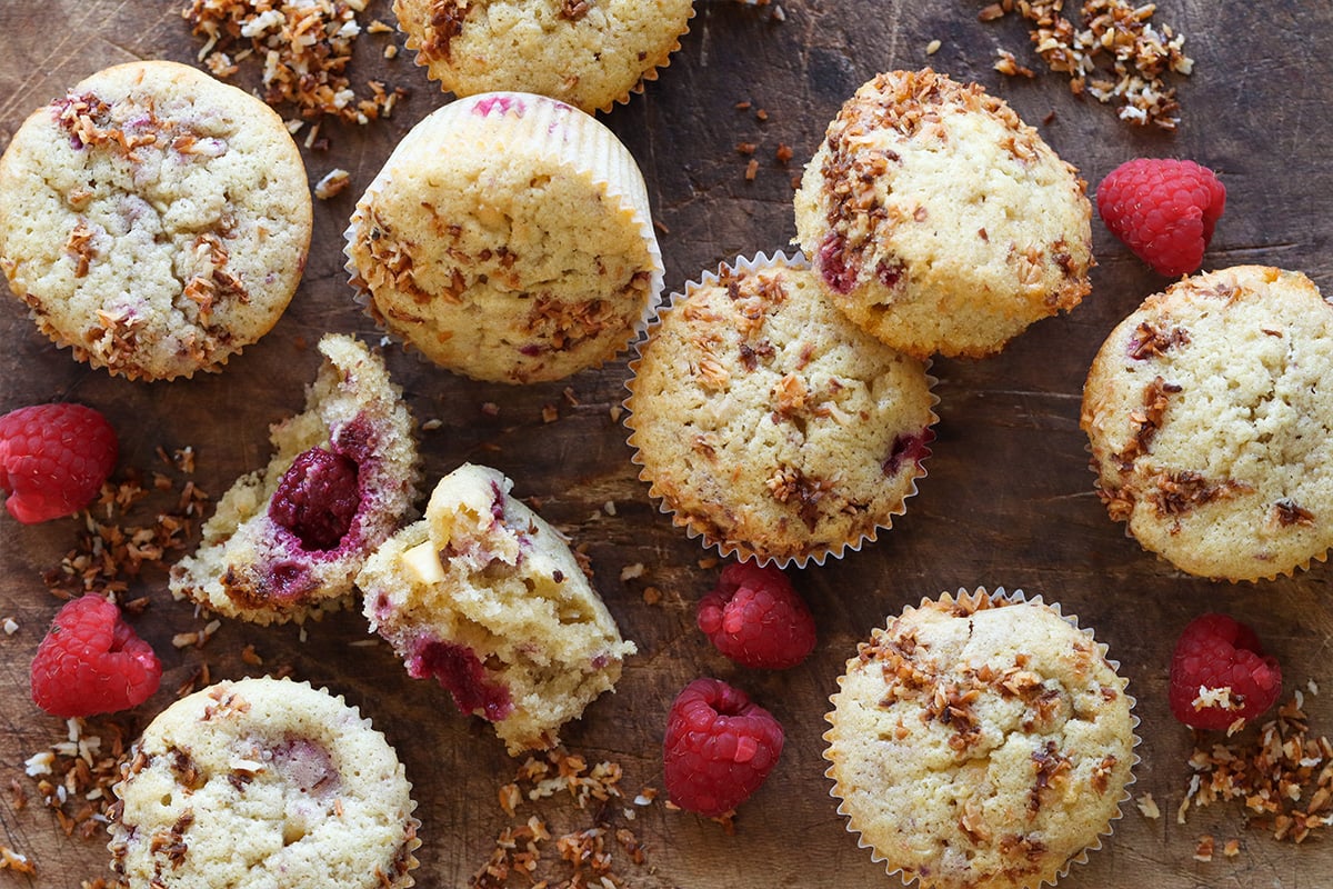 Bringebærmuffins med kokos og hvit sjokolade