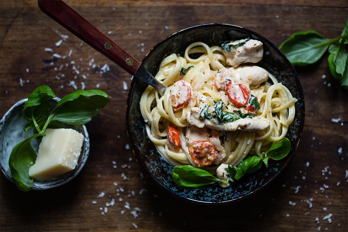 Kremet pasta med kylling og cherrytomater