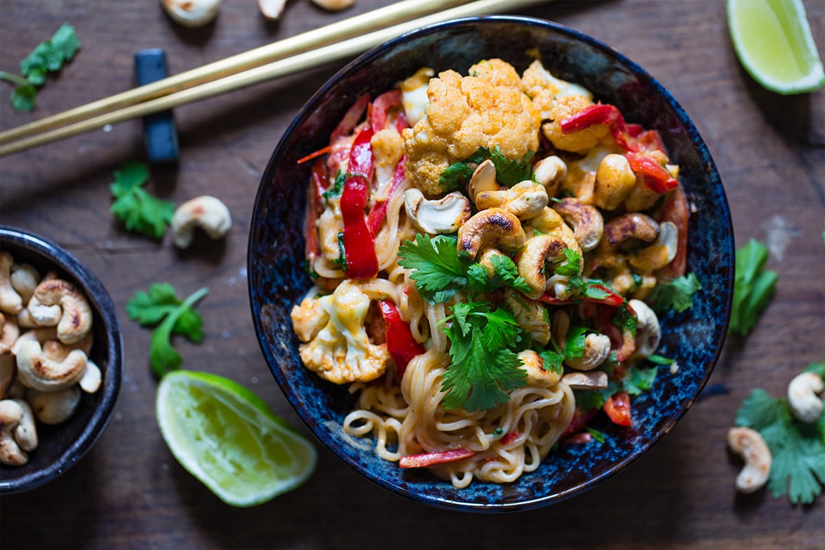 Nudler i curry og kokossaus med blomkål og cashewnøtter