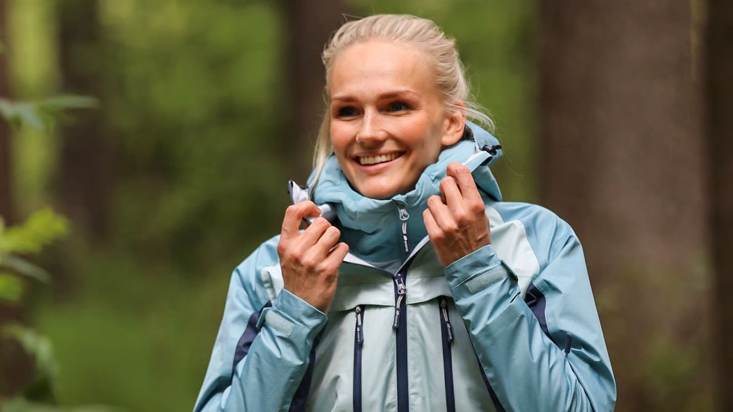 Kvinne med skalljakke