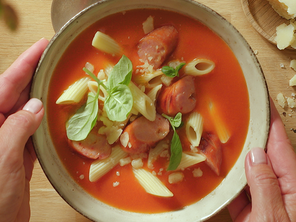 Tomatsuppe med pasta- og pølserester.png