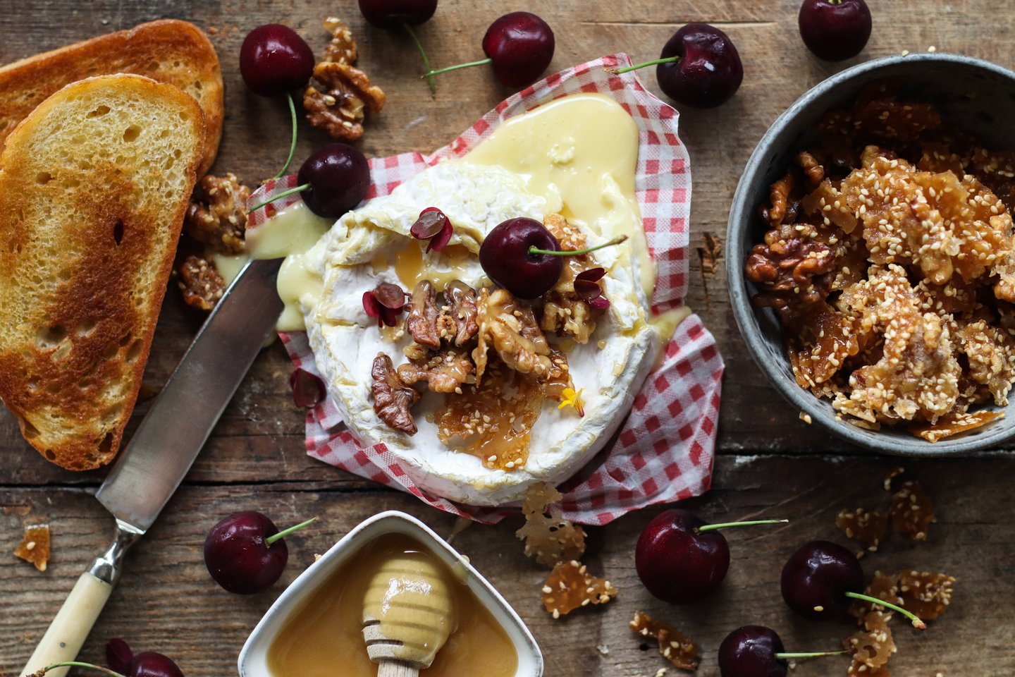 Varm camembert med karamelliserte nøtter